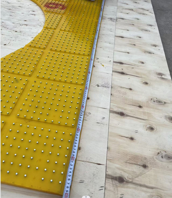 طاولة دوارة مخصصة مضادة للانزلاق الحجم 2100X1600MM المادة PU اللون الأصفر مع أظافر الفولاذ