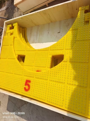 2200X1800 MM طاولة دوارة مضادة للنزلق المادة PU اللون الأصفر مع المسامير الصلبة